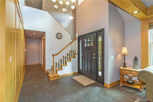 Building Photo - Spacious 5-Bedroom Home with Fenced Yard a...