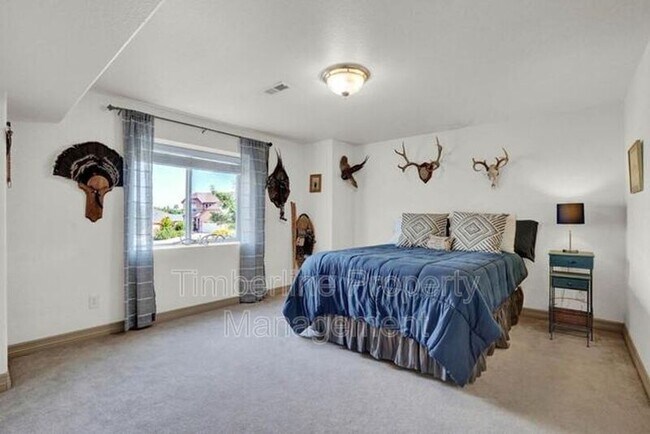 Building Photo - 2030 Silver Creek Dr