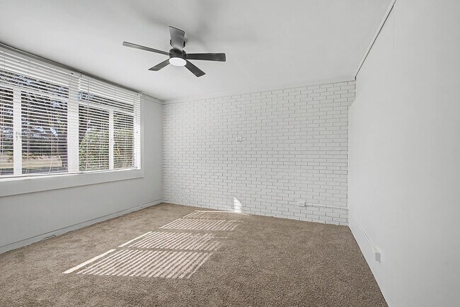 Building Photo - 1008 N Van Buren St