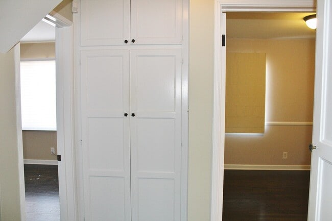 Building Photo - 3170 Strathmore Dr