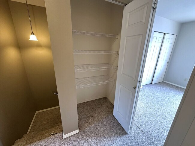 Building Photo - Beautiful 2 Bed 1.5 Bath Condo!