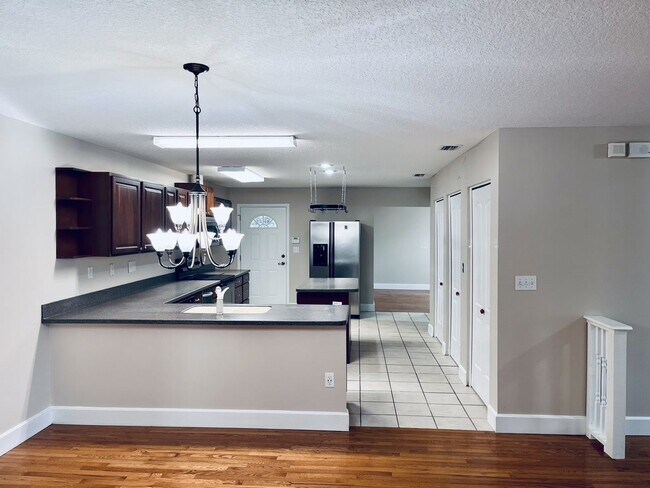 Building Photo - 273 Hollywood Forest Dr