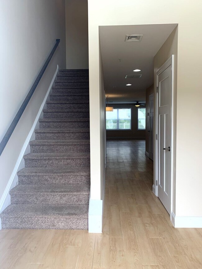 Building Photo - Spacious 3-Bed, 2.5-Bath Townhouse with Fe...