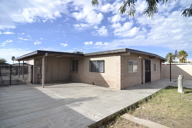 Building Photo - Spacious 4 Bedroom 2 Bath Home! Great South Tucson Location!