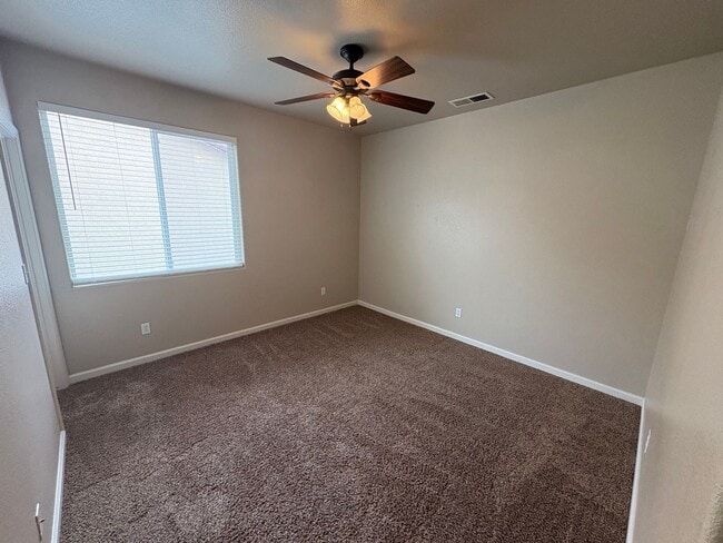 Building Photo - Spacious NW Visalia home Near Shopping Center Available Now!