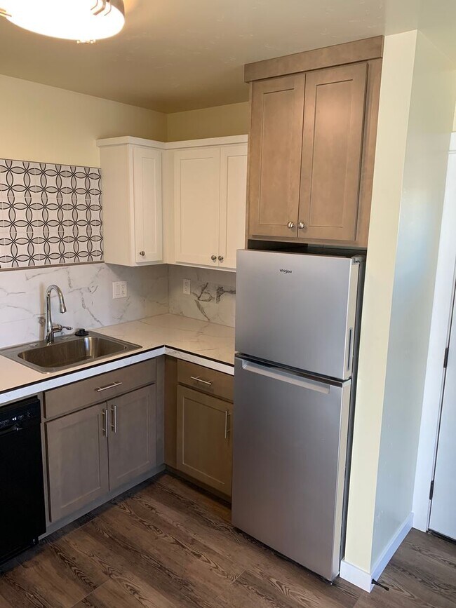 Building Photo - BEAUTIFUL SISTERS GROUND LEVEL APARTMENT, CLOSE TO DOWNTOWN!