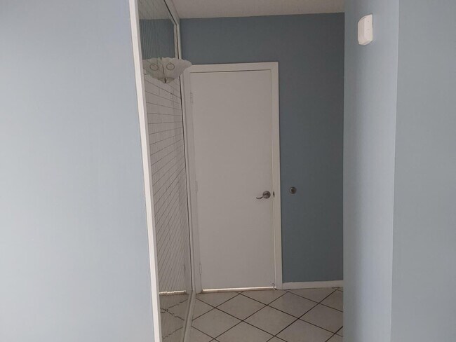 Building Photo - 4166 Inverrary Dr