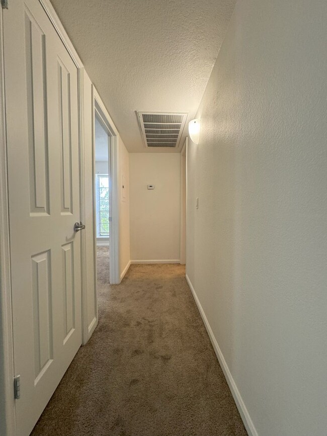 Building Photo - **MOVE IN SPECIAL***2ND FLOOR ONE BEDROOM ...