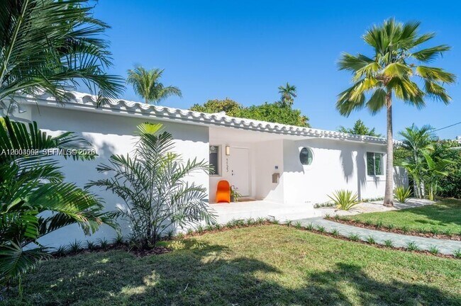 Building Photo - 1123 Bay Dr