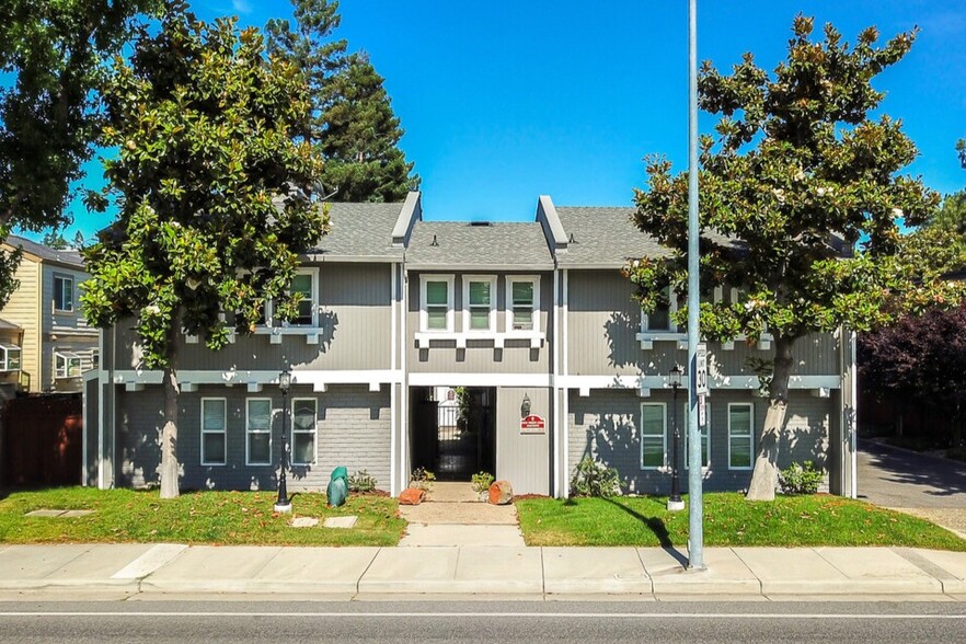 Front of Complex - Four Twenty Union Apartments