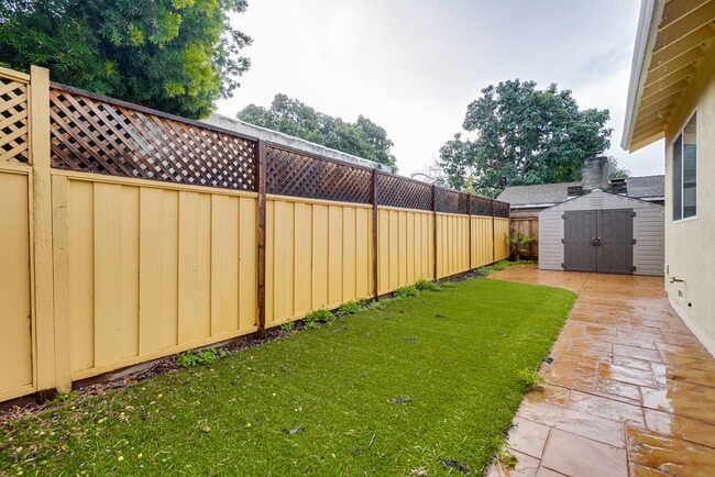 Building Photo - Beautiful 2 Bed/1 Bath Home only Blocks Fr...