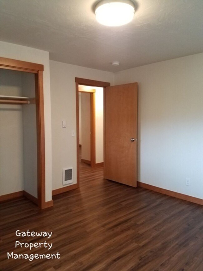 Building Photo - Spacious 3 bedroom
