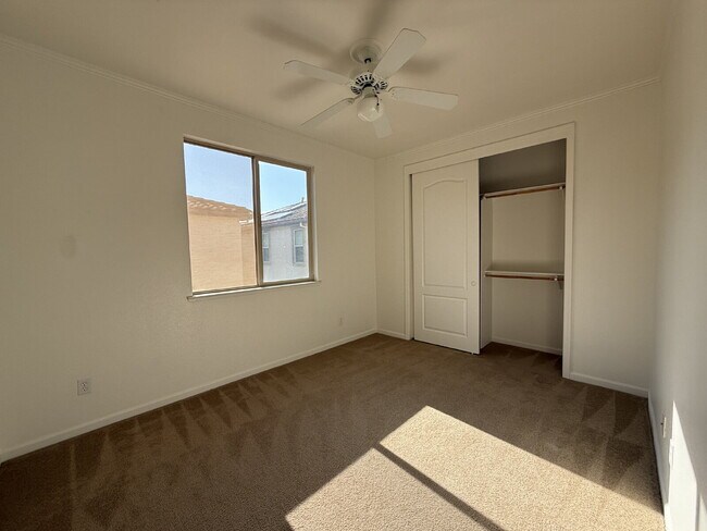 Building Photo - 3 Bedroom 3 Bath Beauty in West Sacramento!