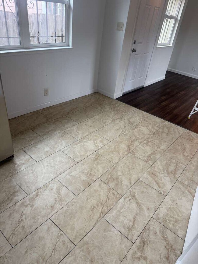 Building Photo - 560 3rd St