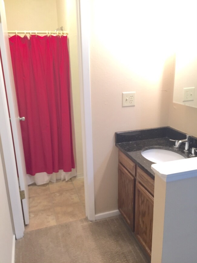 Building Photo - Two Bedroom Condo For Rent in East Boulder...