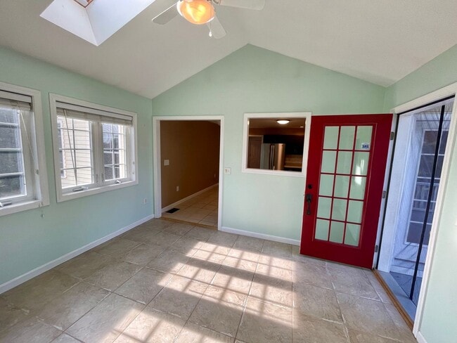 Building Photo - 2-Bed Single Family in New London!