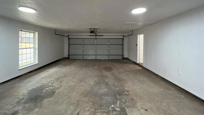 Building Photo - 12510 Maple Ridge Rd