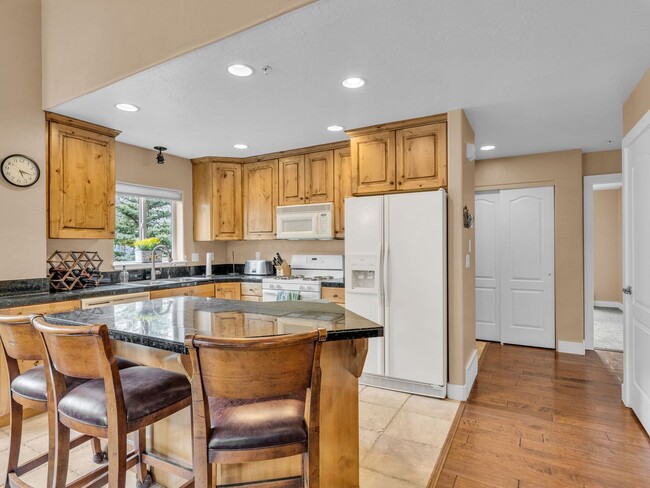 Building Photo - End-Unit Townhome in Cove Canyon