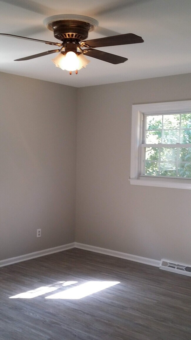 Building Photo - Merry Oaks