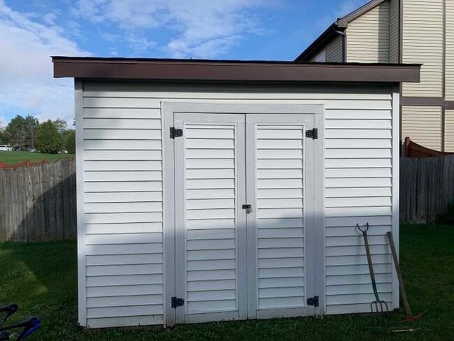 Building Photo - 1756 Bradford Ln