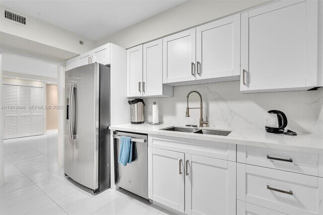 Building Photo - 9195 Collins Ave