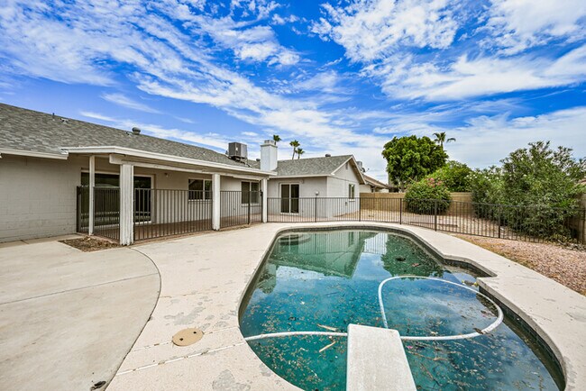 Building Photo - 4 bedroom with Pool !!