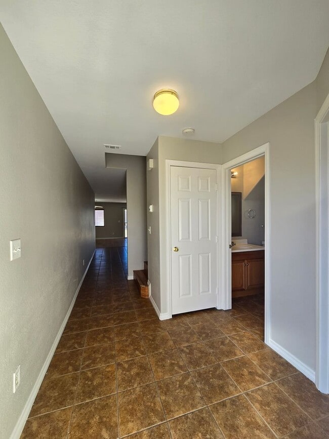 Building Photo - A Fabulous 4 Bedroom Home in N.Las Vegas 1 Bedroom Downstairs.