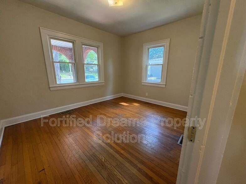 Building Photo - 2354 N Patterson Ave