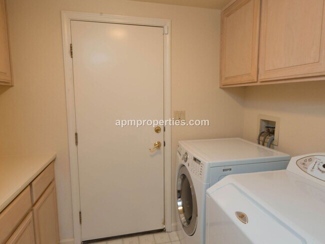 Building Photo - Elegant 4 Bedroom, 3 bath, 3-Car Garage in...