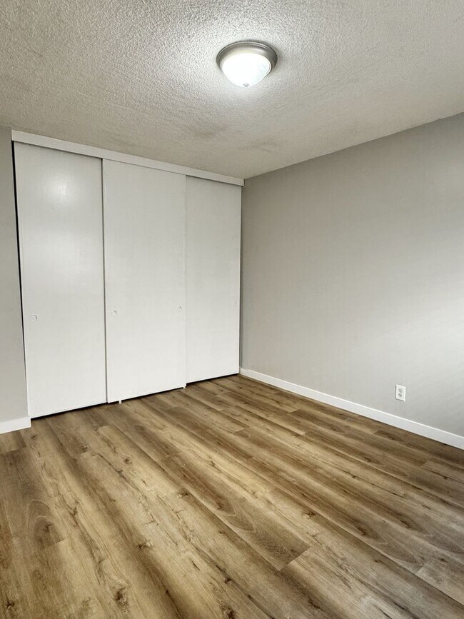 Building Photo - Bright Ground-Level 2-Bedroom with Great Storage