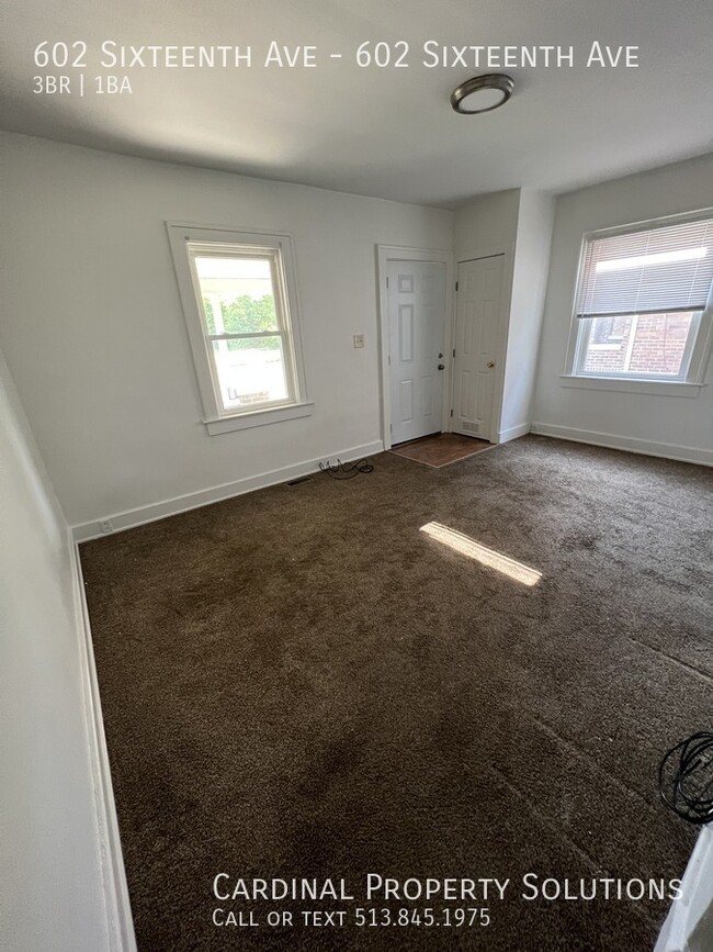 Building Photo - Spacious 3 Bedroom Townhome with 2 Full Ba...