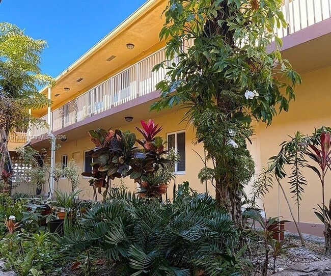 Building Photo - 1733 Mayo St