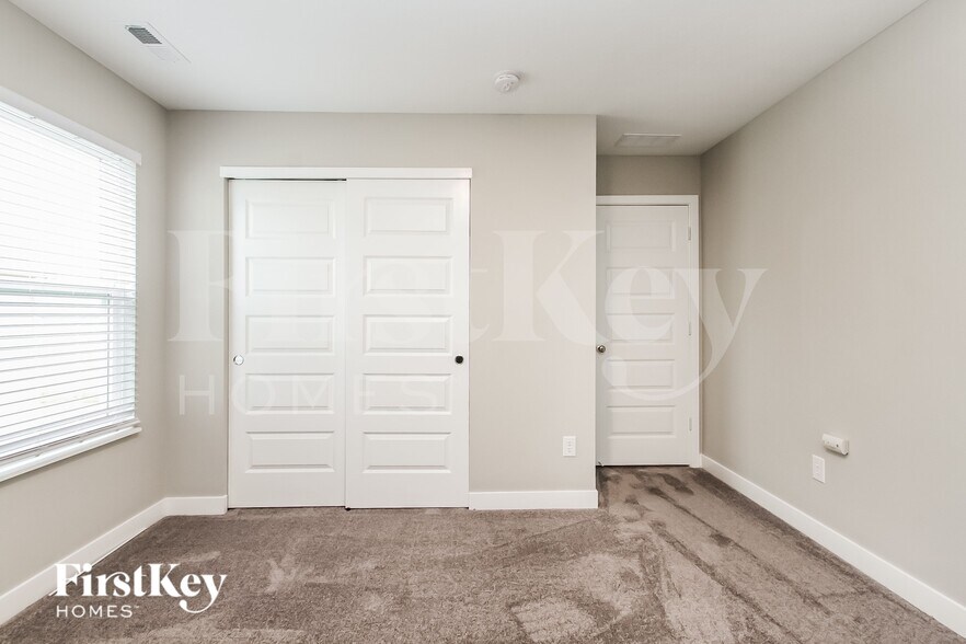 Building Photo - 2416 S Carlota Dr