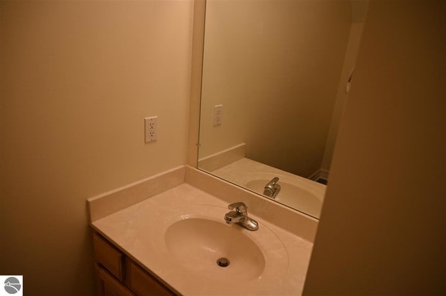 Building Photo - 713 Lake Ave