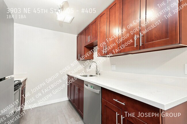 Building Photo - 3903 NE 45th St
