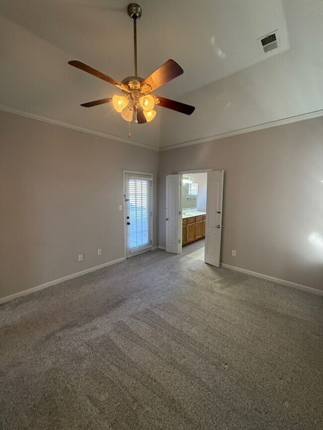 Building Photo - 3 bed 2 bath home with a large bonus room and an additional room that would be perfect for an off...