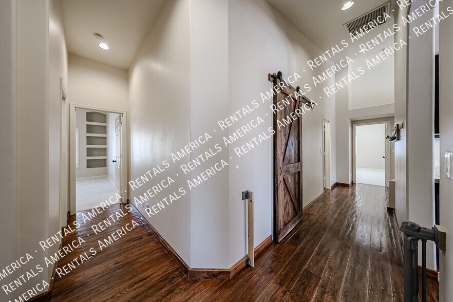 Building Photo - 3525 E Equestrian Trail