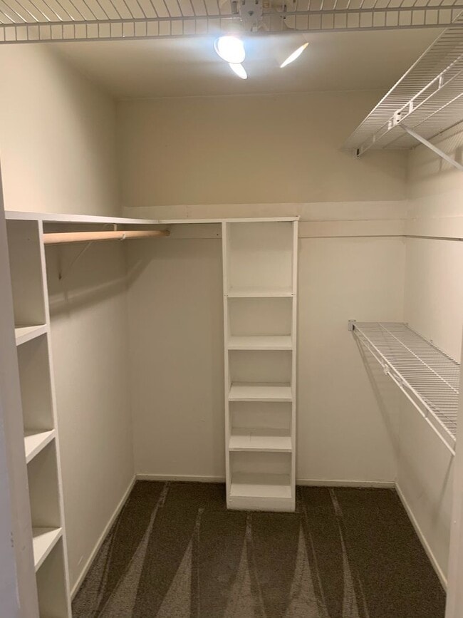 Building Photo - Lovely 2-Bedroom Apartment in Sharon Heights