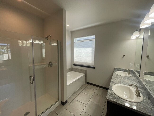 Building Photo - Now renting 3 bedroom 2 bathroom House