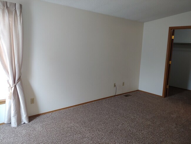 Building Photo - 8418 Everett Way