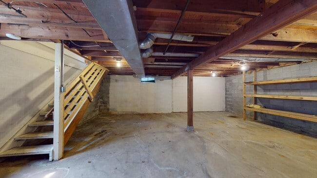 Building Photo - Spacious 2 Bedroom w/Basement & Vaulted Ceilings
