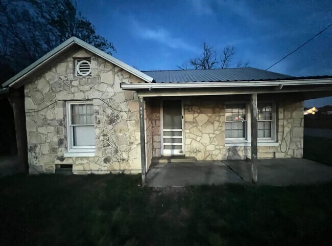 Building Photo - 2 Bedroom one bathroom on Corner Lot