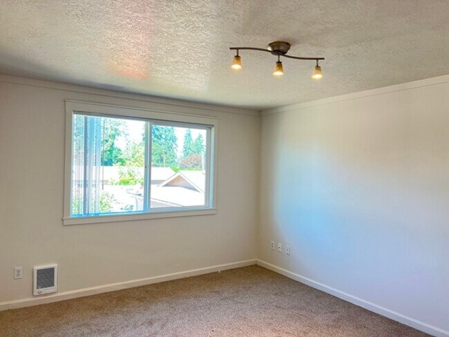 Building Photo - 1288 E Santiam St