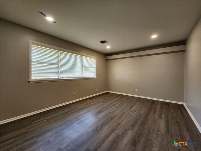 Building Photo - 273 Meadow Ave