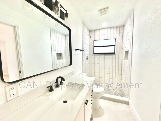 Building Photo - 2517 Royal Palm Dr