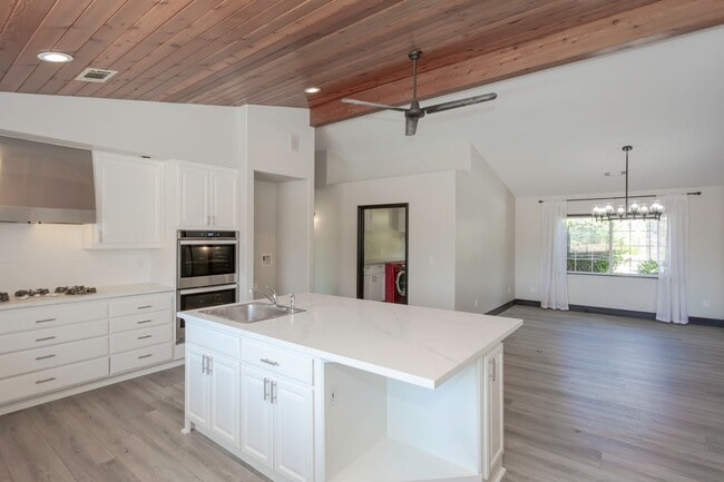 Building Photo - RANCH STYLE POOL HOME ON 2+ ACRES IN THE H...
