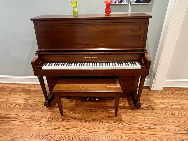 Building Photo - 3700 N Hermitage Ave