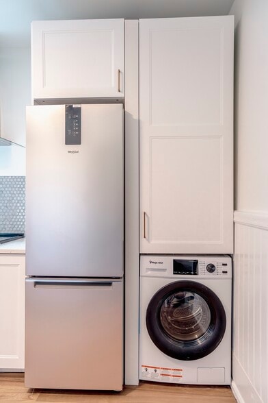 Kitchen w/Washer/Dryer Unit - 167 N Union St