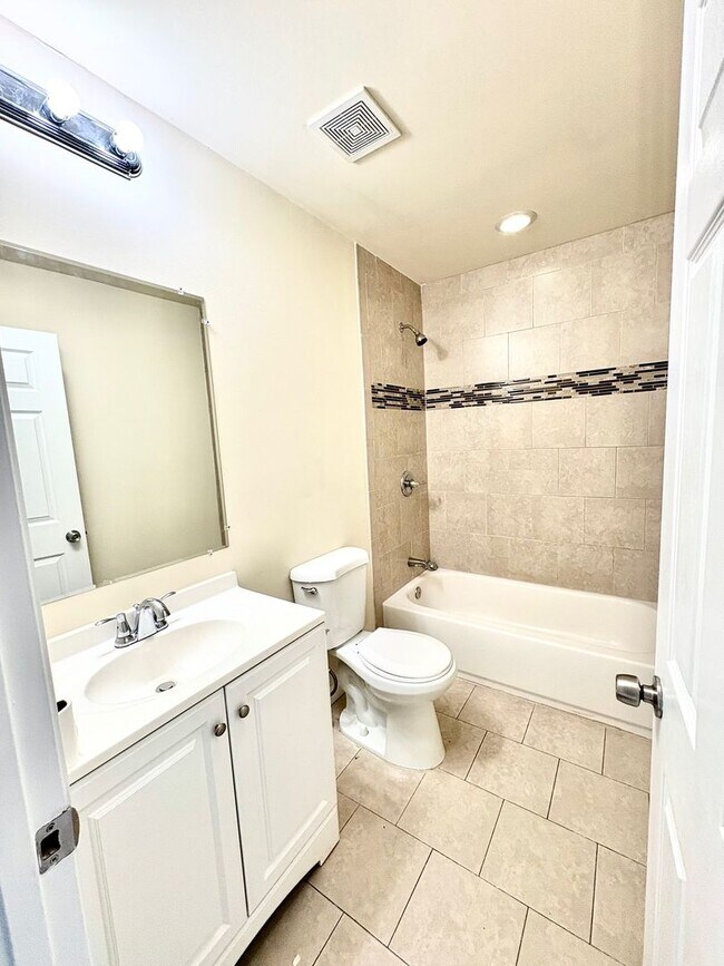 Building Photo - Spacious 4-Bedroom Townhome – Newly Renova...