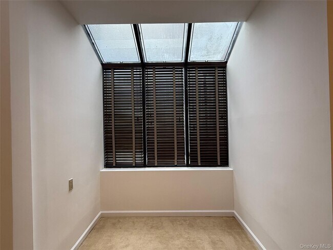 Building Photo - 130 S Middle Neck Rd